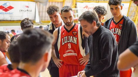 Los Andes | Maxi Bardini con la número 9, escucha las indicaciones del entrenador Israel Alvaro de Luján de Cuyo. / Genitileza: Maru Mena.