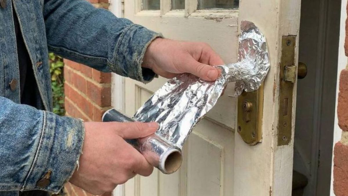 Cubrir con papel aluminio la manija de la puerta principal d