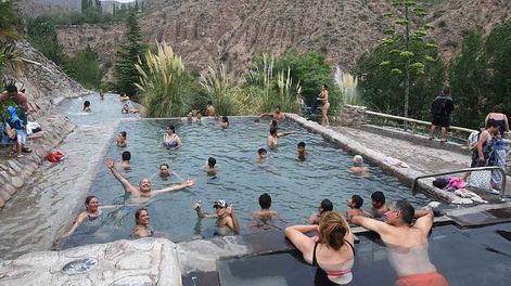 Turistas disfrutan de una tarde de  mucho calor en las piletas de aguas termales en Cacheuta.
