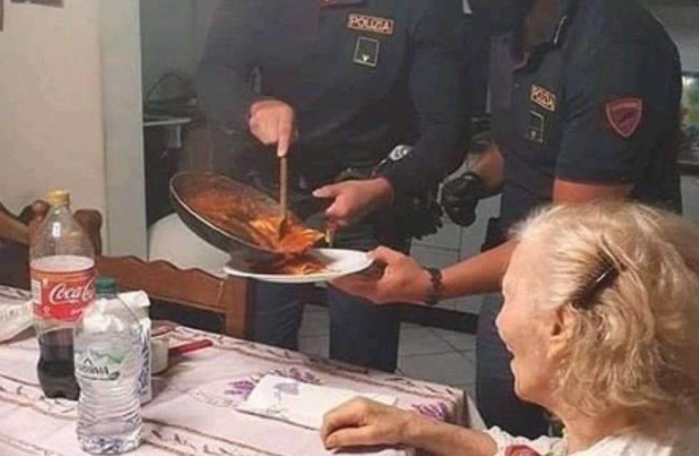 Una jubilada se encontraba postrada en su cama y tuvo que llamar a la policía para que la alimentaran.