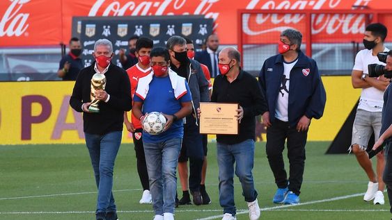 Jorge Burruchaga, Raúl Lalo Maradona y Ricardo Bochini homenajearon al Pelusa.