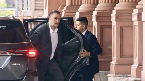 Viajes bajo la lupa: afirman que Adorni gastó más de US$6.000 en un hotel de lujo.