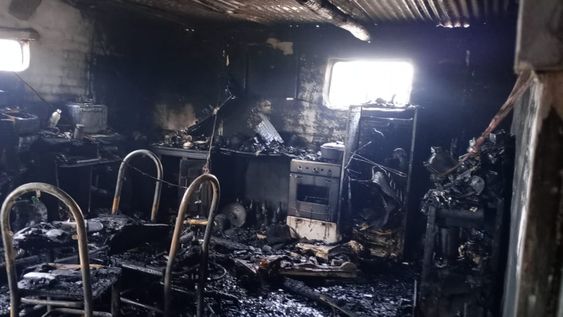 Pérdidas totales por un incendio en La Paz. La dueña cosecha y vende junquillo (Gentileza Enzo&nbsp; González)