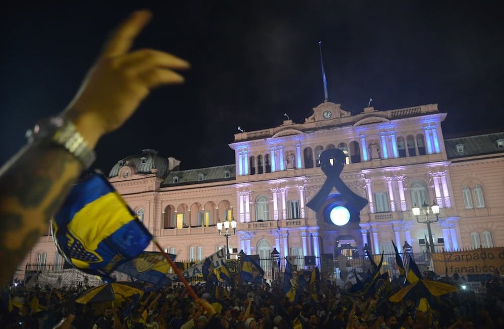 Así fue la vigilia de los fanáticos y la llegada de los restos de Maradona a Casa Rosada