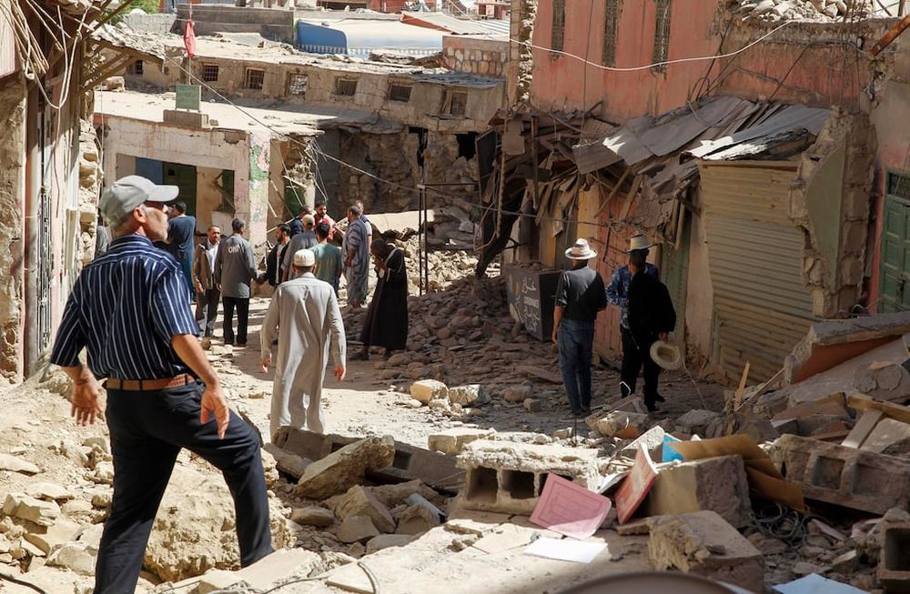 Casas destruidas y búsqueda de víctimas en la ciudad de Amizmiz, situada a unos 30 kilómetros del epicentro del terremoto. La cifra de muertos por el sismo llegó a las 2012. EFE/ María Traspaderne