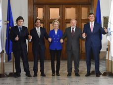 Cumbre Mercosur: los presidentes de Argentina, Javier Milei; de Uruguay, Luis Lacalle Pou; la presidenta de la Comisión Europea, Ursula von der Leyen; y los presidentes de Brasil, Luiz Inácio Lula da Silva, y de Paraguay, Santiago Peña, posan en Montevideo (EFE)