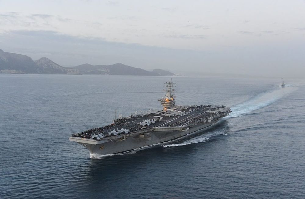 El portaaviones USS Dwight D. Eisenhower  navega las aguas del Mar Rojo hace semanas. Los hutíes le lanzaron misiles, aunque no se reportan daños significativos.