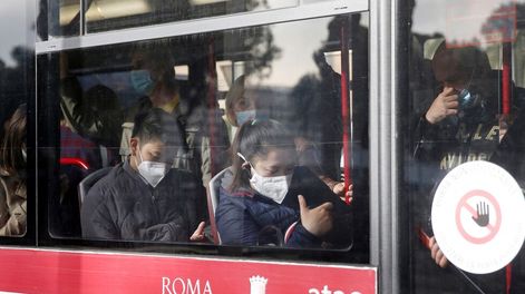 Transporte público en Italia, donde la mayoría de los pasajeros lleva barbijo. (AP)