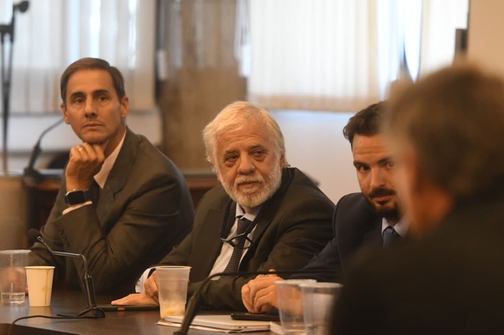 Mariano Fragueiro Frías (en el centro) junto a los otros abogados del exjuez Walter Bento. Foto: Ramiro Gómez.