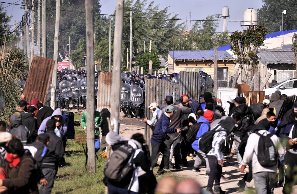 Desalojo e incidentes en Guernica - Clarín
