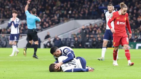 Los Andes | Pedro Porro del Tottenham atiende a Rodrigo Bentancur del Tottenham mientras yace en el suelo durante el partido de semifinales de la Copa EFL entre el Tottenham Hotspur y el Liverpool FC, en Londres (Reino Unido), 08 de enero de 2025. (Reino Unido, Londr