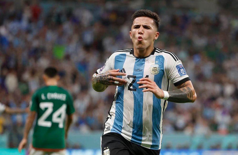 Enzo Fernández de Argentina celebra el gol que convirtió ante el seleccionado mexicano.
