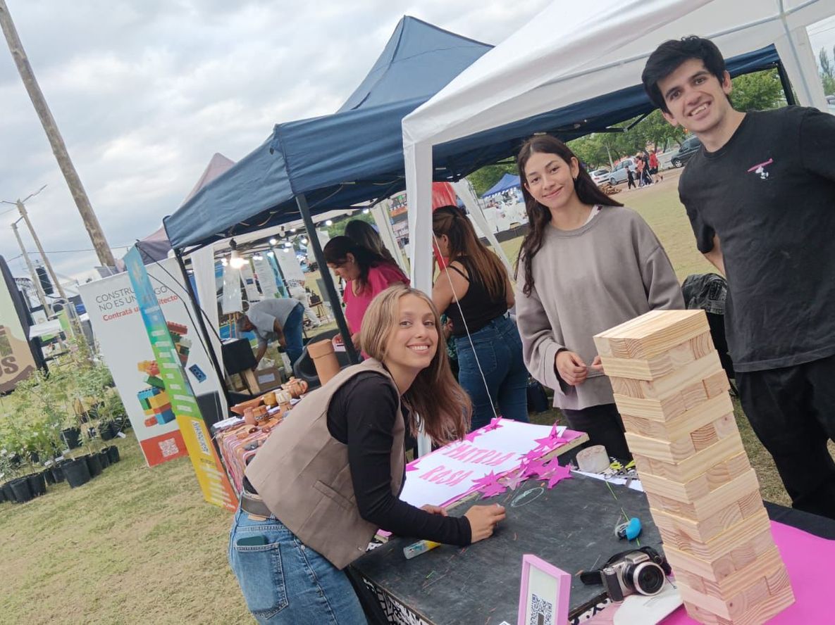 Los fundadores de la ONG Matria Argentina en una feria en Rivadavia recolectando donaciones para una escuela. | Foto: gentileza.