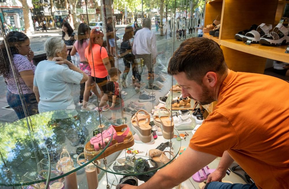 Este mes está prevista una reunión entre el gremio y la patronal para revisar el incremento del periodo abril 2022 a abril de 2023 que cerró en un 59,5%, frente a una inflación muy superior. ¿Cuánto cobra un empleado de comercio y qué se pide? / Foto: Ignacio Blanco / Los Andes