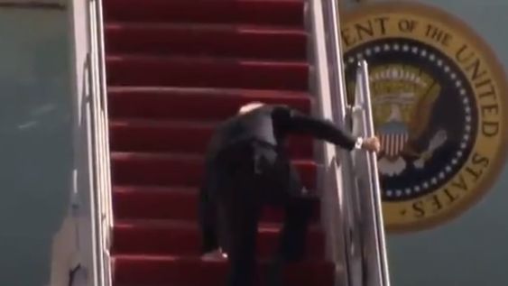 Video: Biden tropezó dos veces cuando subía al avión presidencial y terminó tendido sobre las escaleras