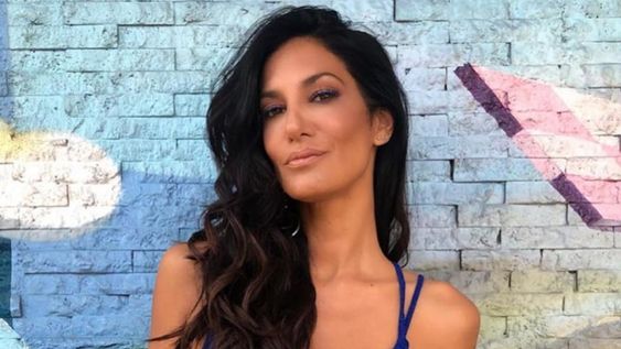 Silvina Escudero pasó un domingo de relax con su microbikini de cebra blanca y fucsia
