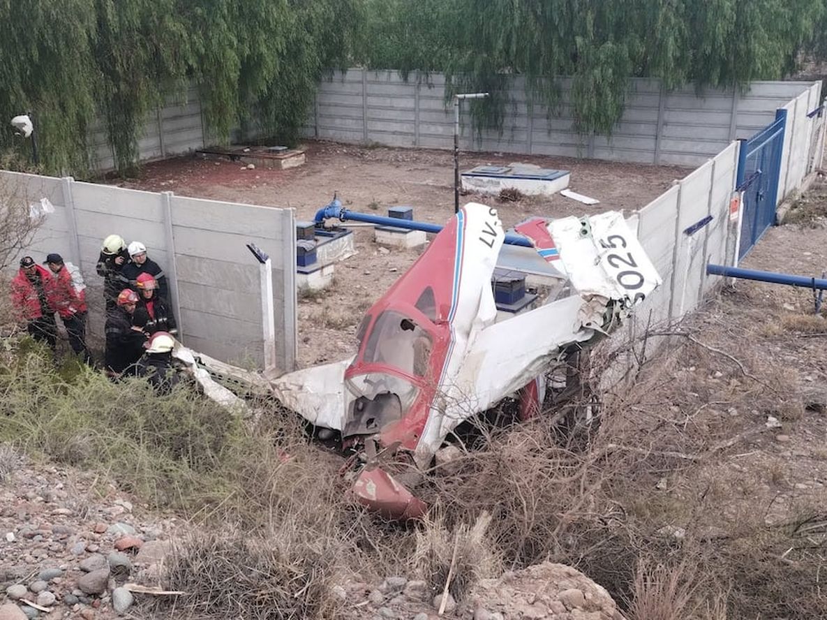 Se cayó una avioneta con dos personas a bordo en Luján de Cuyo (Prensa Ministerio de Seguridad)