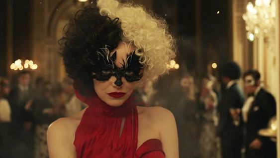 La actriz podría seguir los pasos de Scarlett Johansson y demandar a Disney por el estreno de Cruella.