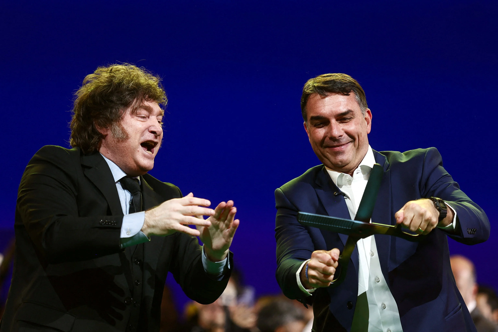 Javier Milei junto a Flávio Bolsonaro en un acto en San Pablo.