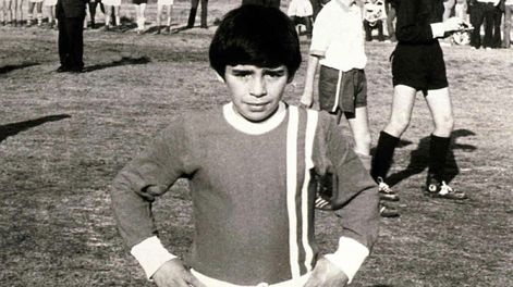 El niño Maradona que soñaba con vivir de jugar a la pelota. Terminó siendo ídolo universal.
