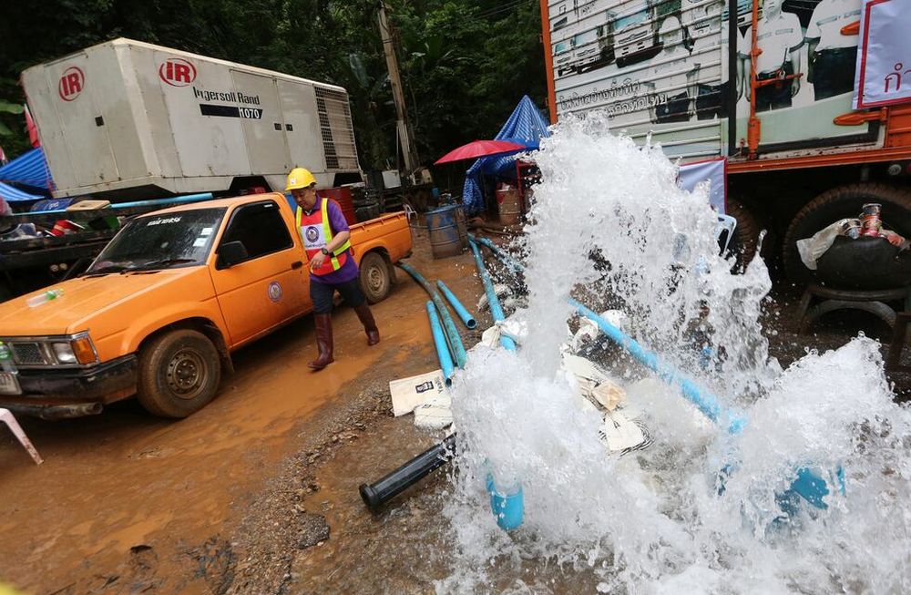 Tailandia: buscan bajar el nivel del agua en la cueva donde están atrapados los doce niños