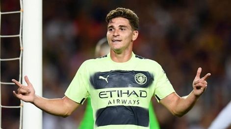 La Araña Julián Alvarez marcó un gol para el Manchester City contra Barcelona en un partido amistoso. / Gentilez.a