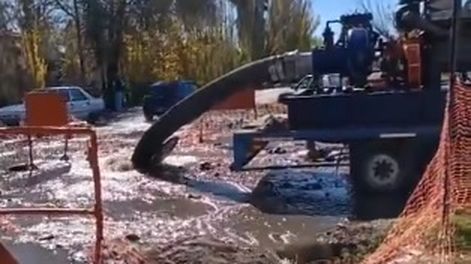 Contaminación en Los Corralitos por colapso de un colector cloacal de Aysam.&nbsp;