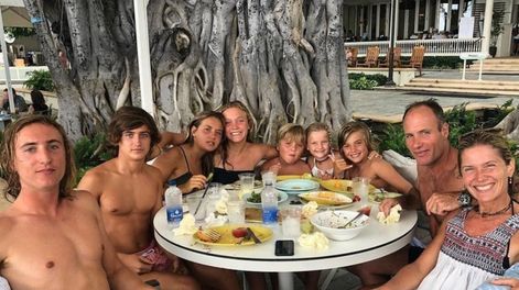 Maru Botana junto a sus hijos y su esposo