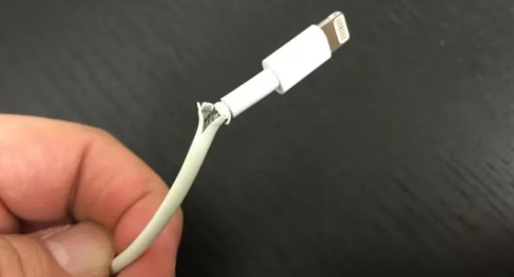 El cargador viejo o roto de celular sirve para crear obras de reciclaje.