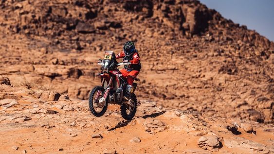 Kevin Benavides festejó en la novena etapa para las motos y trepó a la posición de escolta en la general. A su vez, su hermano Luciano debió abandonar.