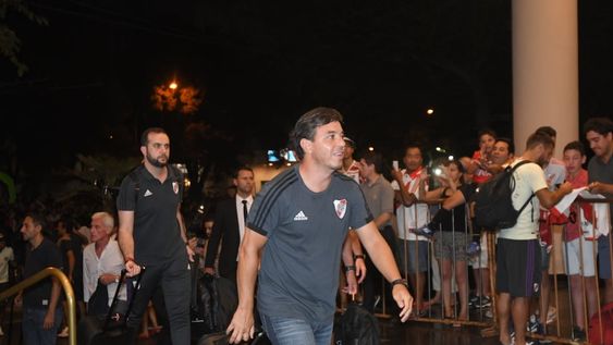 River llegó a Mendoza y fue recibido por un centenar de hinchas