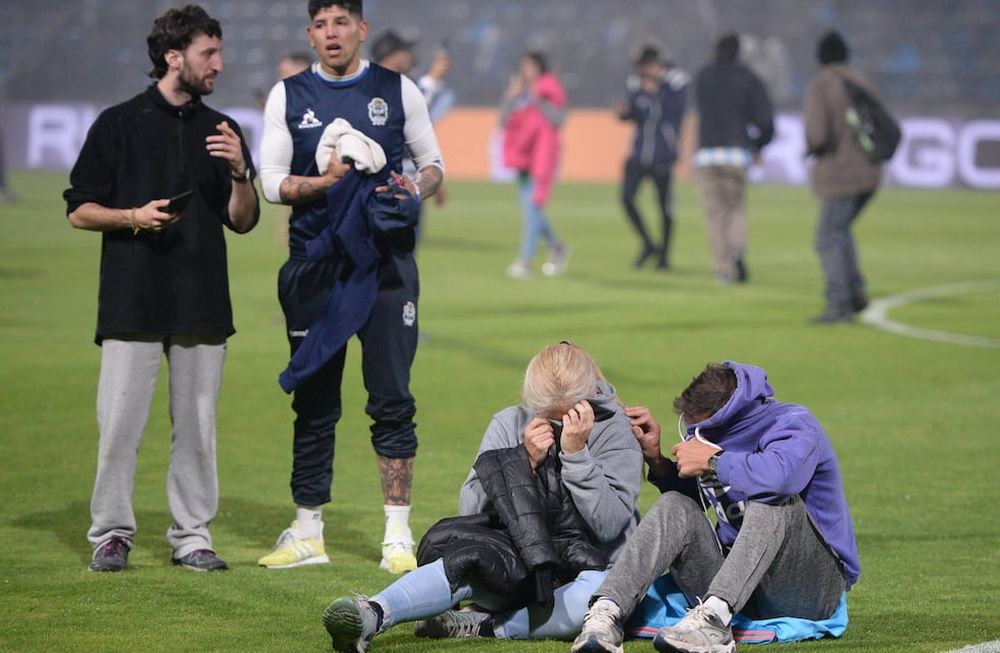 Incidentes en las afueras de la cancha de Gimnasia afectaron al público que estaba dentro de estadio viendo el partido con Boca, que fue suspendido. / Gentileza.
