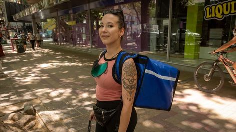 Los Andes | A pesar de las altas temperaturas muchos trabajadores siguen con sus actividades normalmente. Antonella Trevisan vende viandas . Foto: Ignacio Blanco / Los Andes