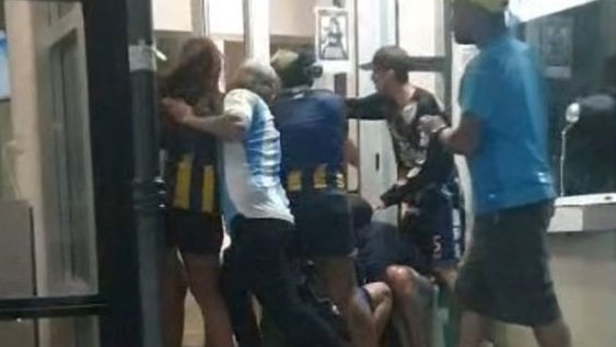 El historial violento de Bracamonte y su posición en la barra de Rosario Central lo convirtieron en un blanco frecuente de ataques - Gentileza X