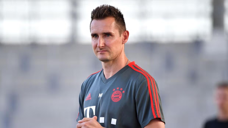 El delantero alemán Klose, quien fue máximo goleador de mundiales durante 12 años, felicitó al jugador rosarino al superar su marca.&nbsp;