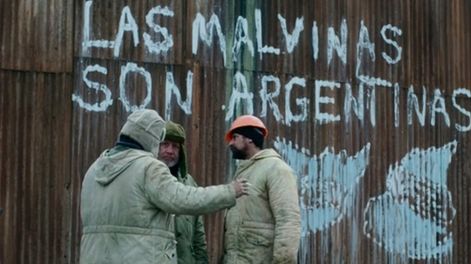 Los Andes | En el episodio 4 de la cuarta temporada de The Crown, se muestra a los operarios que izaron la bandera argentina en las islas Georgias del Sur, y que fueron detenidos. Esto aceleró el desembarco argentino y la recuperación.