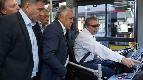 La medida busca ordenar el flujo de pasajeros y dar mayor visibilidad al sistema de pago ante el chofer.