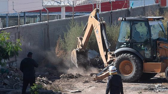 Ayer continuaron las excavaciones cerca del ex club Jorge Newbery, donde los perros habían marcado rastros. Foto: Orlando Pelichotti / Los Andes