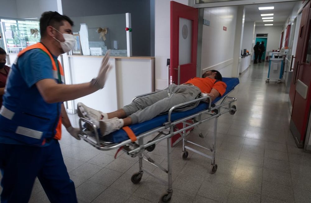 Guardia del Hospital Central. Durante la madrugada de Navidad, hubo que atender a personas heridas por pirotecnia, accidentes y riñas. Foto: Ignacio Blanco / Los Andes