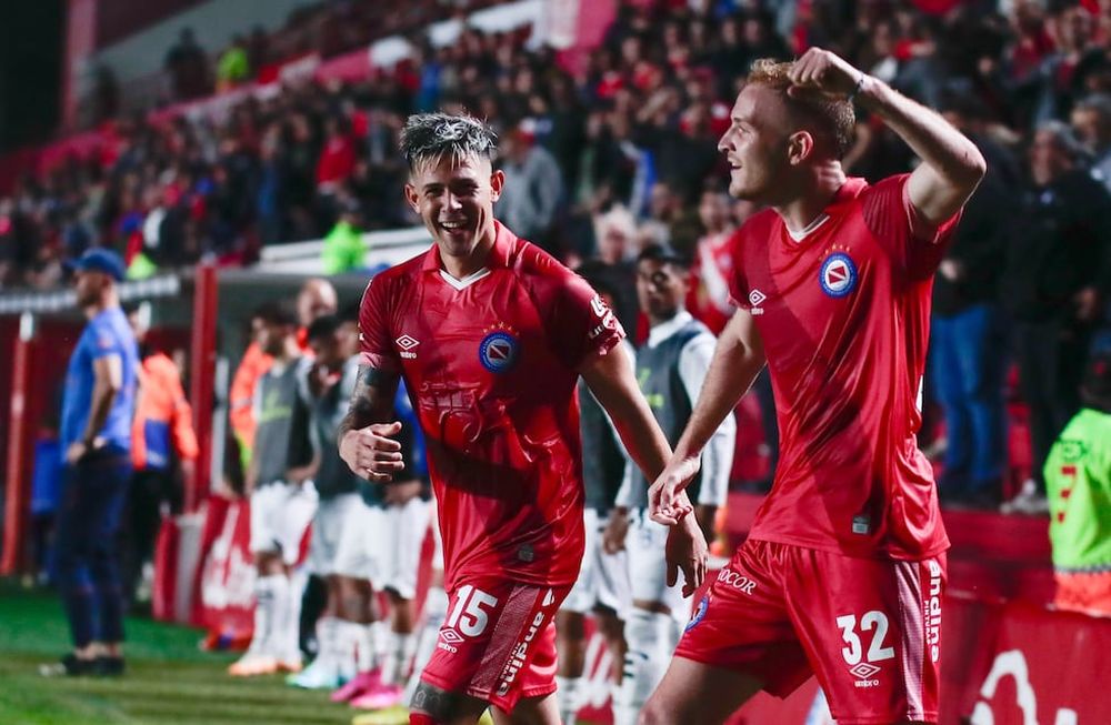 Los jugadores de Argentinos festejan el triunfo ante Talleres.