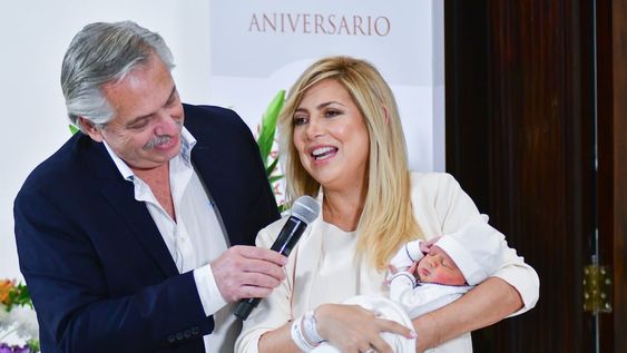 Alberto Fernández y Fabiola Yañez con su hijo recién nacido Francisco en el Hospital Otamendi. Foto archivo: Federico Lopez Claro.
