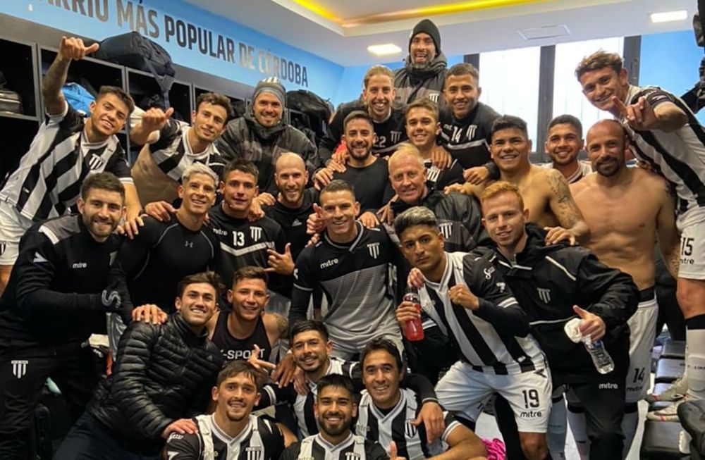 Festejo de Gimnasia y Esgrima de Mendoza después de la victoria frente a Belgrano de Córdoba.
