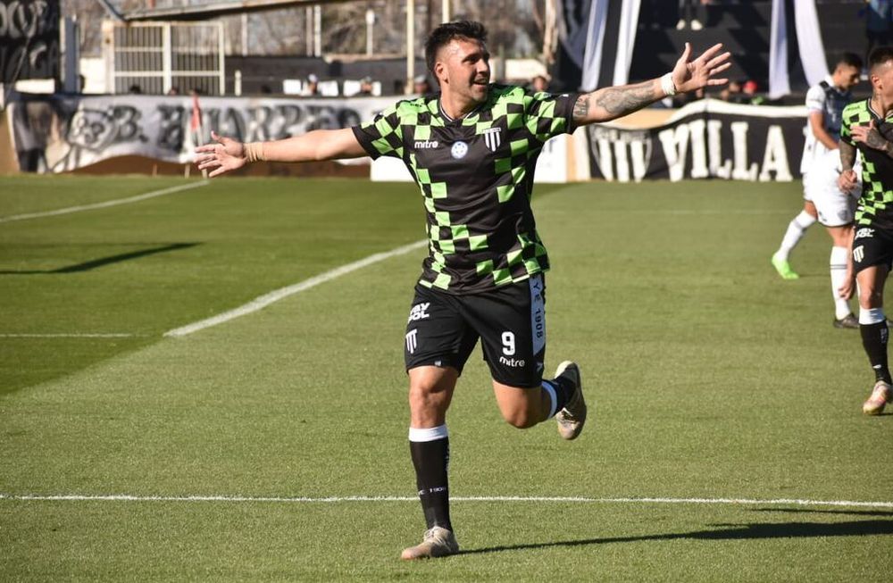Por la 21° fecha de la Primera Nacional, el Lobo venció por 1-0 a Chaco For Ever y sumó su quinto triunfo en los últimos 6 partidos. El gol lo convirtió el Tanque Silba. / Gentileza: Prensa GyE.