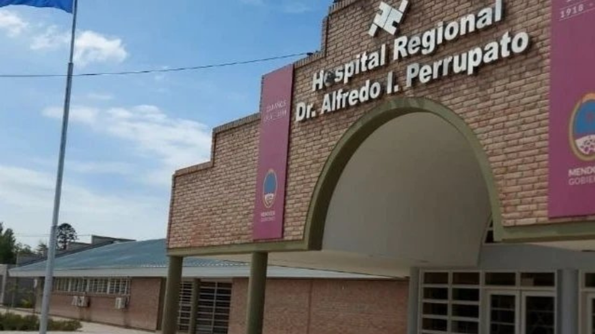 Un motociclista resultó herido tras chocar contra un poste de luz en Maipú