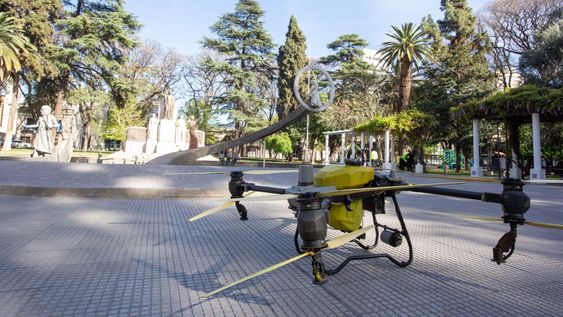 la ciudad de mendoza implemento, por primera vez, drones para la pulverizacion del arbolado