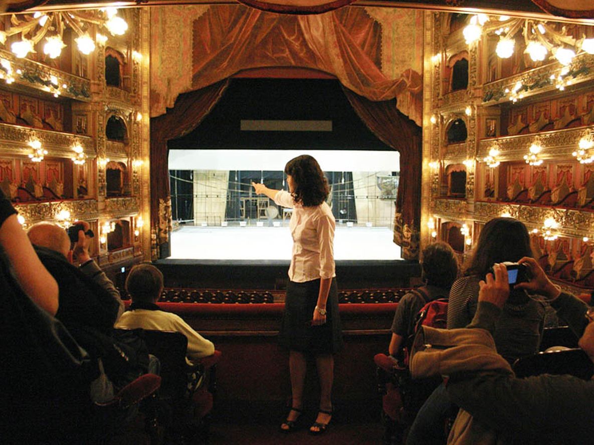 Visitas guiadas al Teatro Colón: buscan declarar desierta su licitación