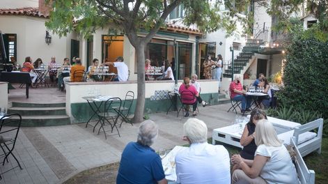 Guarda 14 | Los jardines de Patio Lorenza se convirtieron en la cita ideal para los que deseaban distenderse en compañía del buen vino / Nicolás Ríos