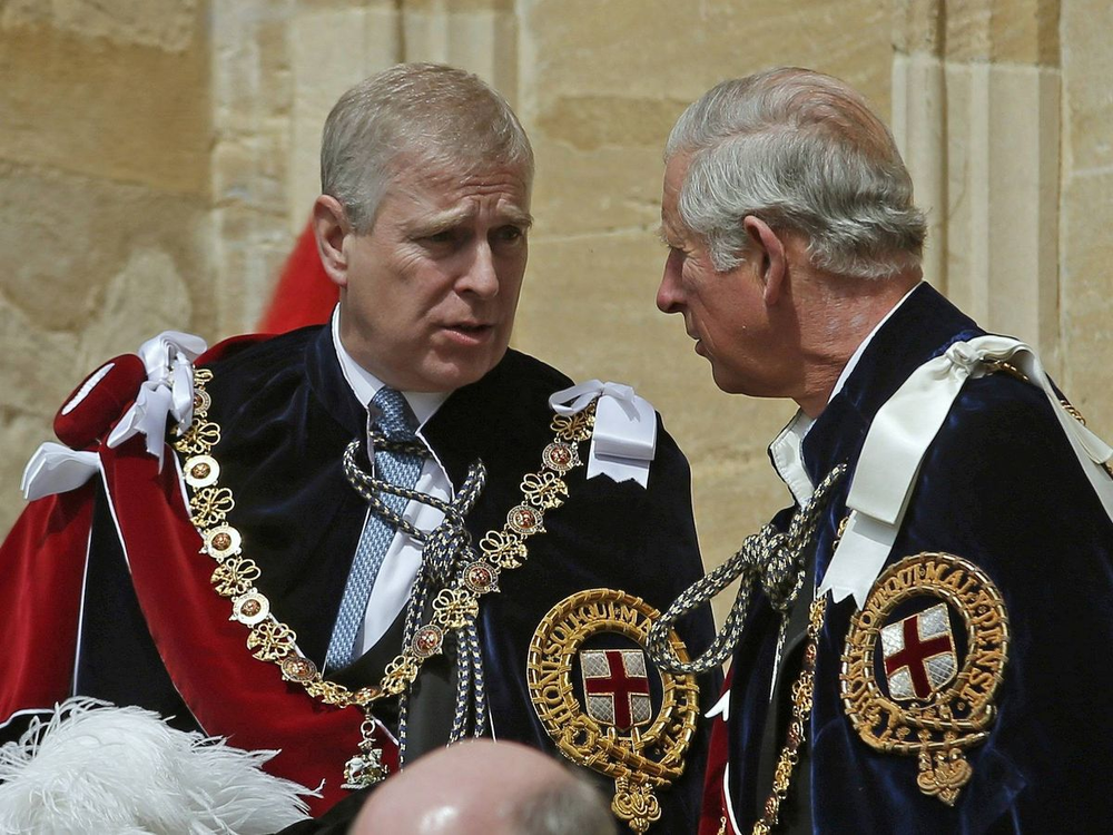 Por el escándalo de su hermano, el rey Carlos III analizaría la abdicación al trono.