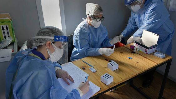 Tienen múltiples responsabilidades. No sólo aplican la vacuna, sino que cumplen diversas tareas que complementan el proceso. / Foto: Orlando Pelichotti / Los Andes