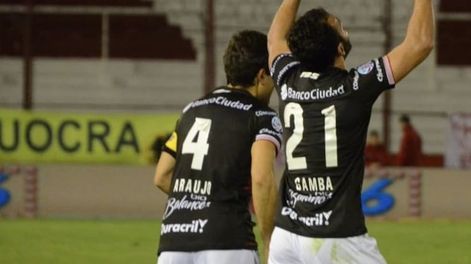Huracán goleó a Banfield y se acerca a los puestos de vanguardia